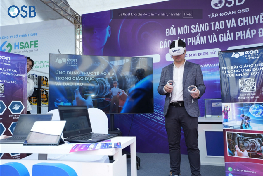 Khách tham quan trải nghiệm Nền tảng thực tế ảo EON-XR Khách tham quan trải nghiệm Nền tảng thực tế ảo EON-XR