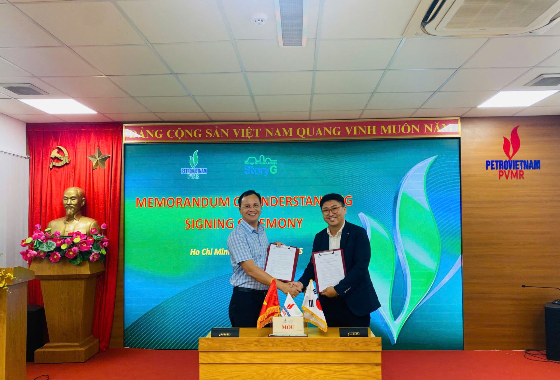 PGS.TS Lê Văn Sỹ – Tổng giám đốc PVMR và Ông Dowon Seo – CEO StoryG