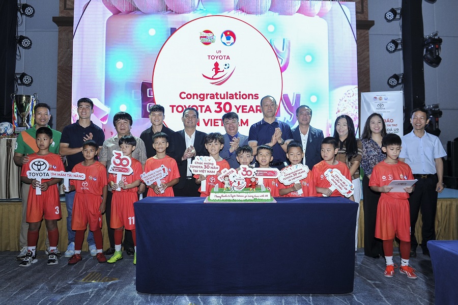 Các cầu thủ nhí chúc mừng kỷ niệm 30 năm thành lập Công ty Ô tô Toyota Việt Nam