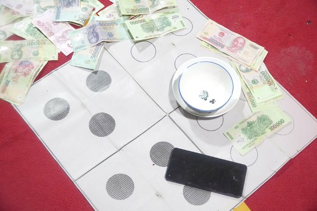 Công an thu giữ hơn 300 triệu đồng, 1 bộ xóc đĩa, nhiều phương tiện di chuyển và các tài liệu liên quan. Ảnh: Công an Quảng Ngãi.