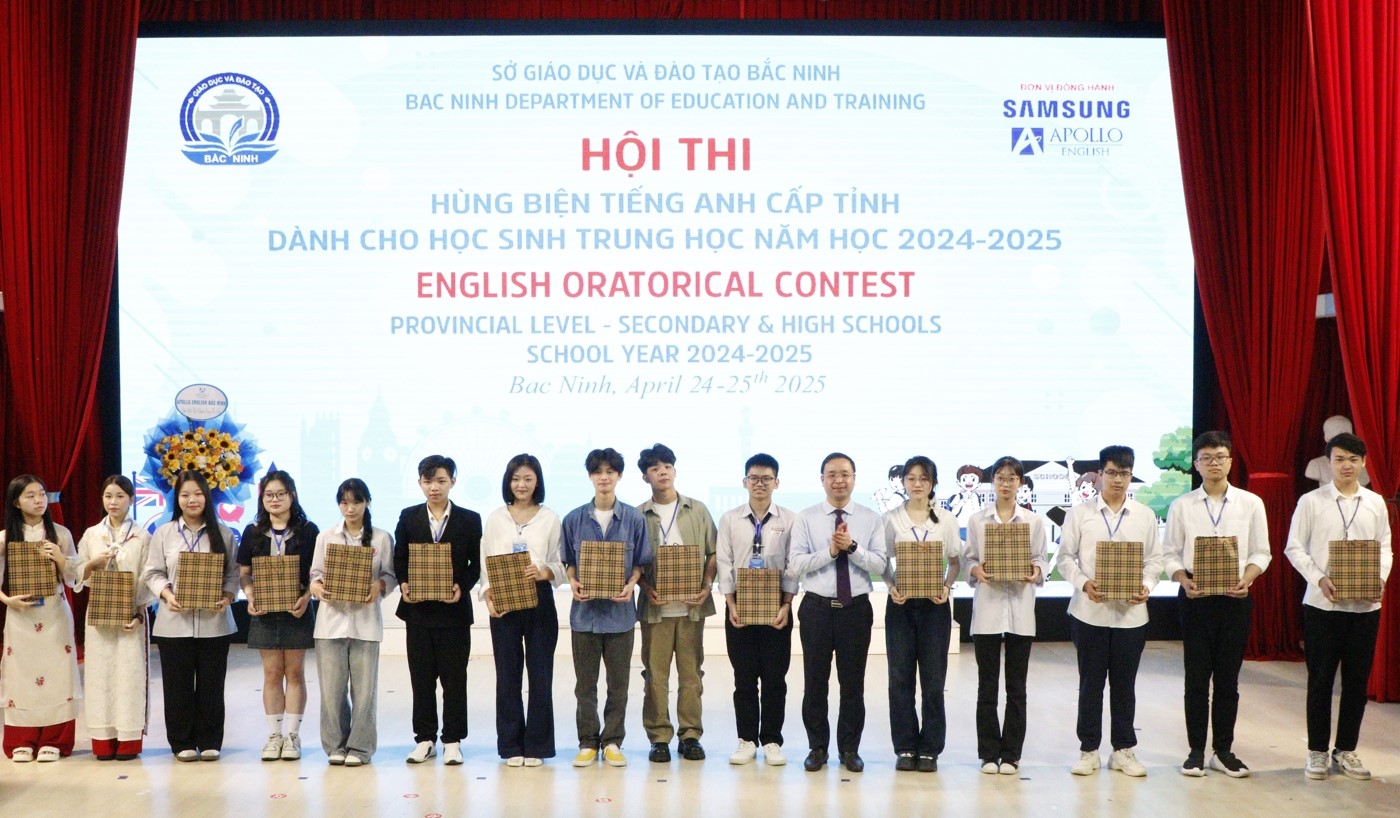 Giám đốc Sở Giáo dục và Đào tạo Nguyễn Thế Sơn trao quà, động viên thí sinh. Giám đốc Sở Giáo dục và Đào tạo Nguyễn Thế Sơn trao quà, động viên thí sinh.