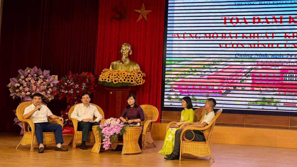 Tọa đàm khoa học với chủ đề: “Vùng mỏ bất khuất - Khát vọng hùng cường, vươn mình cùng đất nước” thu hút sự tham gia của 150 đại biểu là cán bộ, giảng viên Trường Đào tạo cán bộ Nguyễn Văn Cừ cùng đại diện nhiều đảng bộ và học viên các lớp bồi dưỡng lý luận chính trị. Tọa đàm khoa học với chủ đề: “Vùng mỏ bất khuất - Khát vọng hùng cường, vươn mình cùng đất nước” thu hút sự tham gia của 150 đại biểu là cán bộ, giảng viên Trường Đào tạo cán bộ Nguyễn Văn Cừ cùng đại diện nhiều đảng bộ và học viên các lớp bồi dưỡng lý luận chính trị.