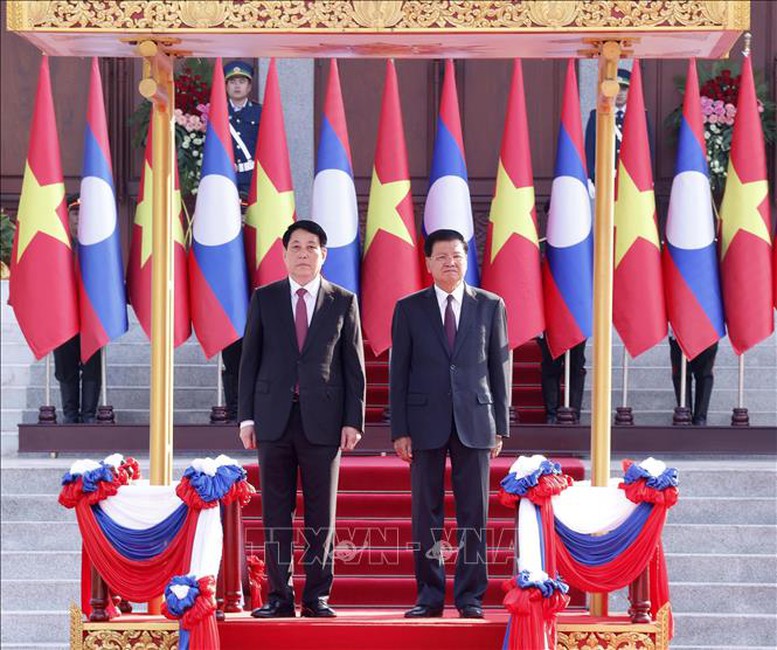 Chủ tịch nước Lương Cường và Tổng Bí thư, Chủ tịch nước Lào Thongloun Sisoulith trên bục danh dự, nghe quân nhạc cử Quốc thiều hai nước - Ảnh: TTXVN Chủ tịch nước Lương Cường và Tổng Bí thư, Chủ tịch nước Lào Thongloun Sisoulith trên bục danh dự, nghe quân nhạc cử Quốc thiều hai nước - Ảnh: TTXVN