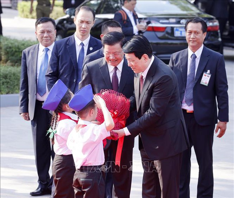Thiếu nhi Thủ đô Vientiane tặng hoa, chào mừng Chủ tịch nước Lương Cường thăm cấp Nhà nước tới CHDCND Lào - Ảnh: TTXVN Thiếu nhi Thủ đô Vientiane tặng hoa, chào mừng Chủ tịch nước Lương Cường thăm cấp Nhà nước tới CHDCND Lào - Ảnh: TTXVN