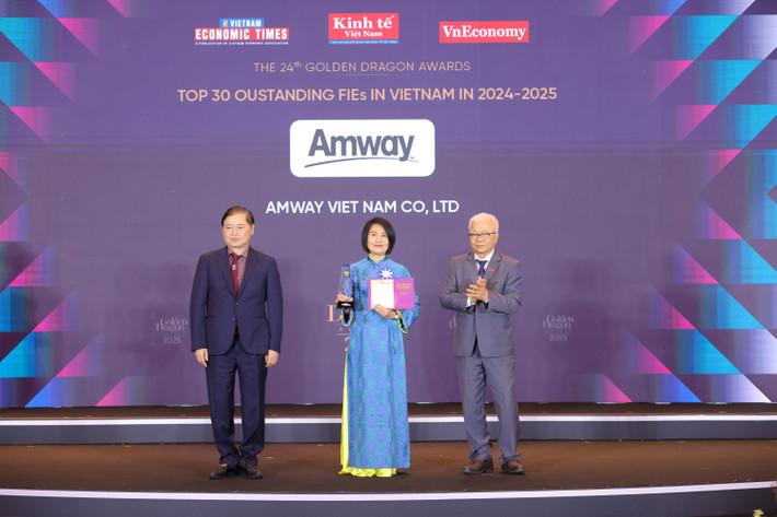 Đại diện Amway Việt Nam nhận giải thưởng từ Ban tổ chức Đại diện Amway Việt Nam nhận giải thưởng từ Ban tổ chức