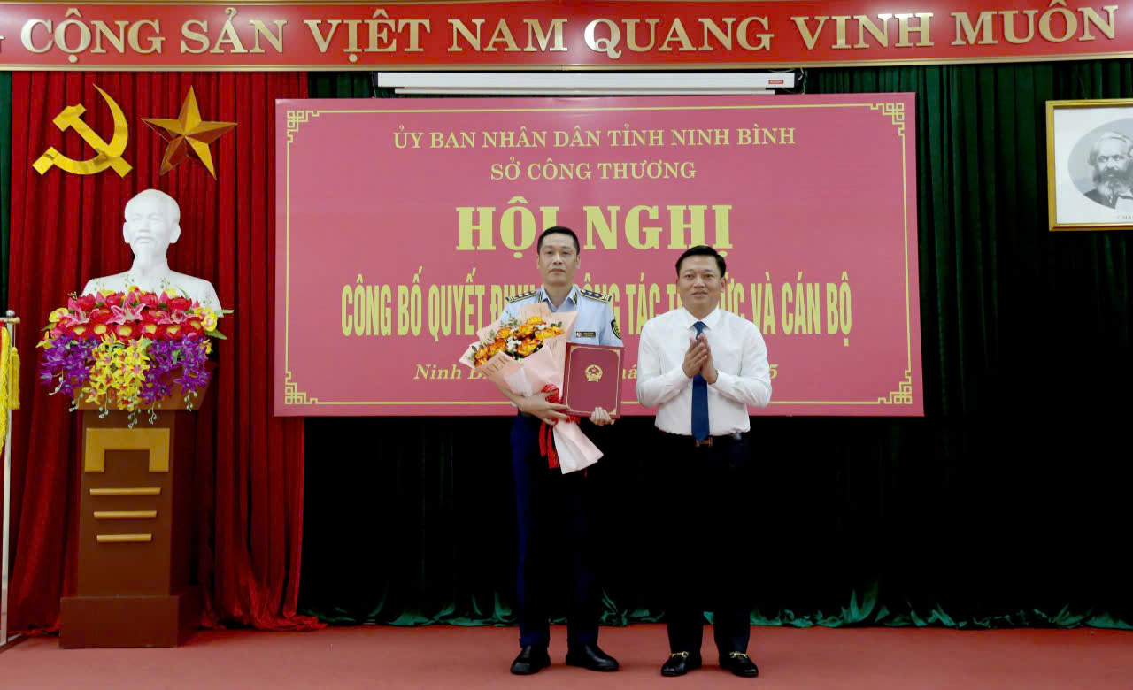 Phó Chủ tịch UBND tỉnh Nguyễn Cao Sơn trao Quyết định bổ nhiệm ông Phan Thế Anh, Cục trưởng Cục Quản lý thị trường Ninh Bình giữ chức Chi Cục trưởng Chi Cục quản lý thị trường thuộc Sở Công Thương. Phó Chủ tịch UBND tỉnh Nguyễn Cao Sơn trao Quyết định bổ nhiệm ông Phan Thế Anh, Cục trưởng Cục Quản lý thị trường Ninh Bình giữ chức Chi Cục trưởng Chi Cục quản lý thị trường thuộc Sở Công Thương.