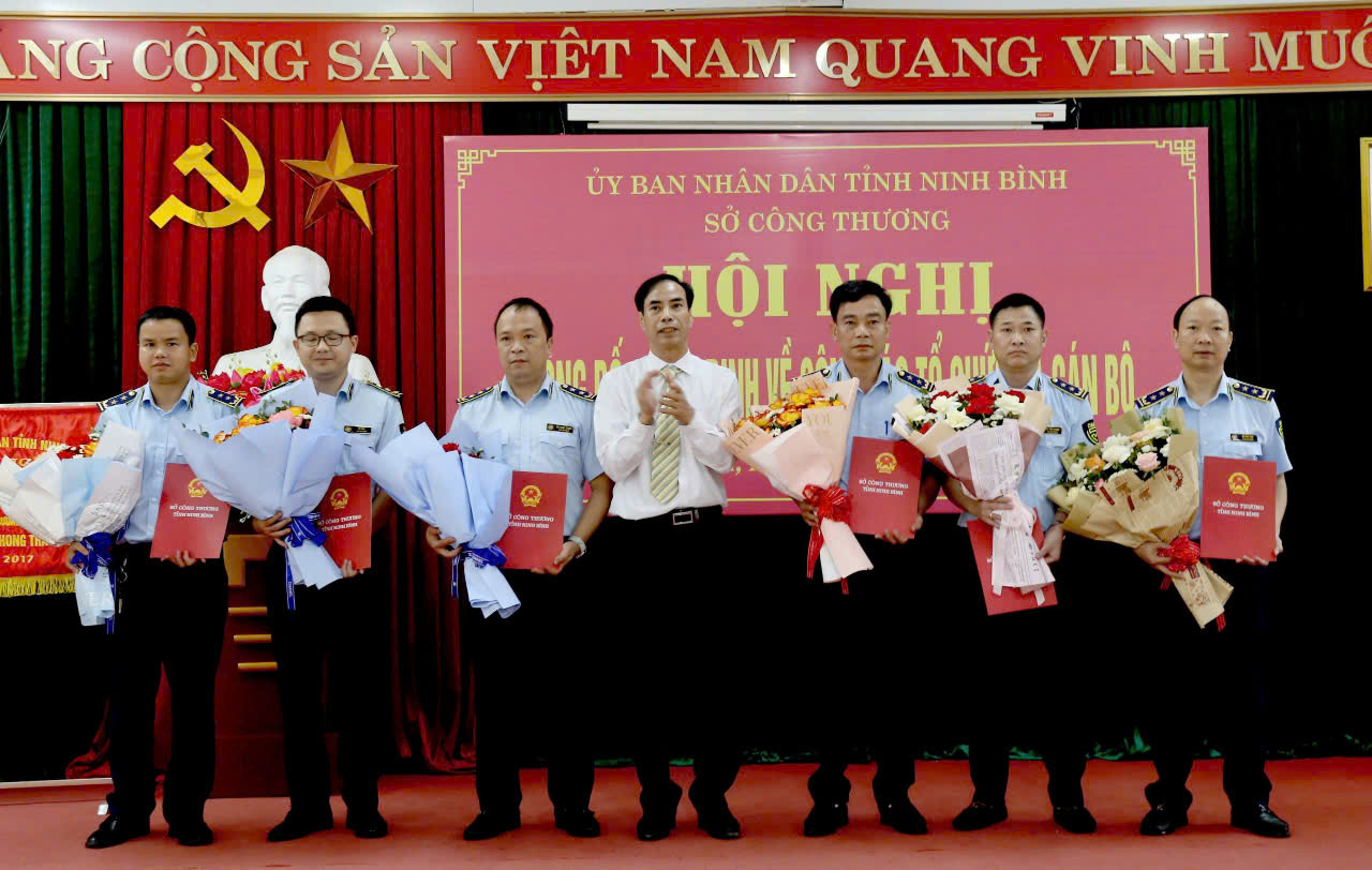 Giám đốc Sở Công Thương đã trao các quyết định bổ nhiệm Phó Chi cục trưởng Chi cục Quản lý thị trường; bổ nhiệm các chức danh Trưởng phòng, Phó Trưởng phòng, Đội trưởng, Phó đội trưởng đội Quản lý thị trường. Giám đốc Sở Công Thương đã trao các quyết định bổ nhiệm Phó Chi cục trưởng Chi cục Quản lý thị trường; bổ nhiệm các chức danh Trưởng phòng, Phó Trưởng phòng, Đội trưởng, Phó đội trưởng đội Quản lý thị trường.