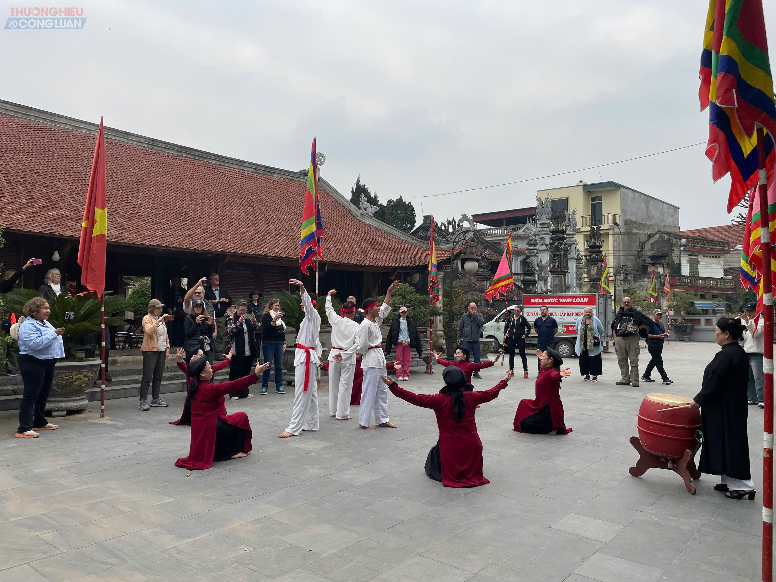 Du khách nước ngoài thích thú với những màn Xoan cổ trước cửa đình Hùng Lô