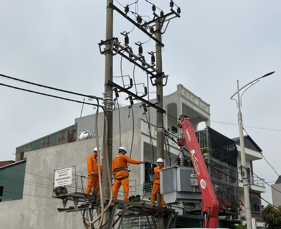 Điện lực thành phố Phủ Lý nâng công suất MBA chống quá tải tại TBA Thanh Châu 3