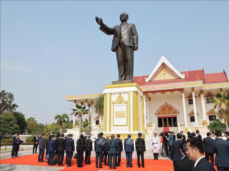 Chủ tịch nước Lương Cường cùng đoàn đại biểu cấp cao Việt Nam đến đặt hoa tại tượng của Chủ tịch Kaysone Phomvihane - Ảnh: TTXVN Chủ tịch nước Lương Cường cùng đoàn đại biểu cấp cao Việt Nam đến đặt hoa tại tượng của Chủ tịch Kaysone Phomvihane - Ảnh: TTXVN