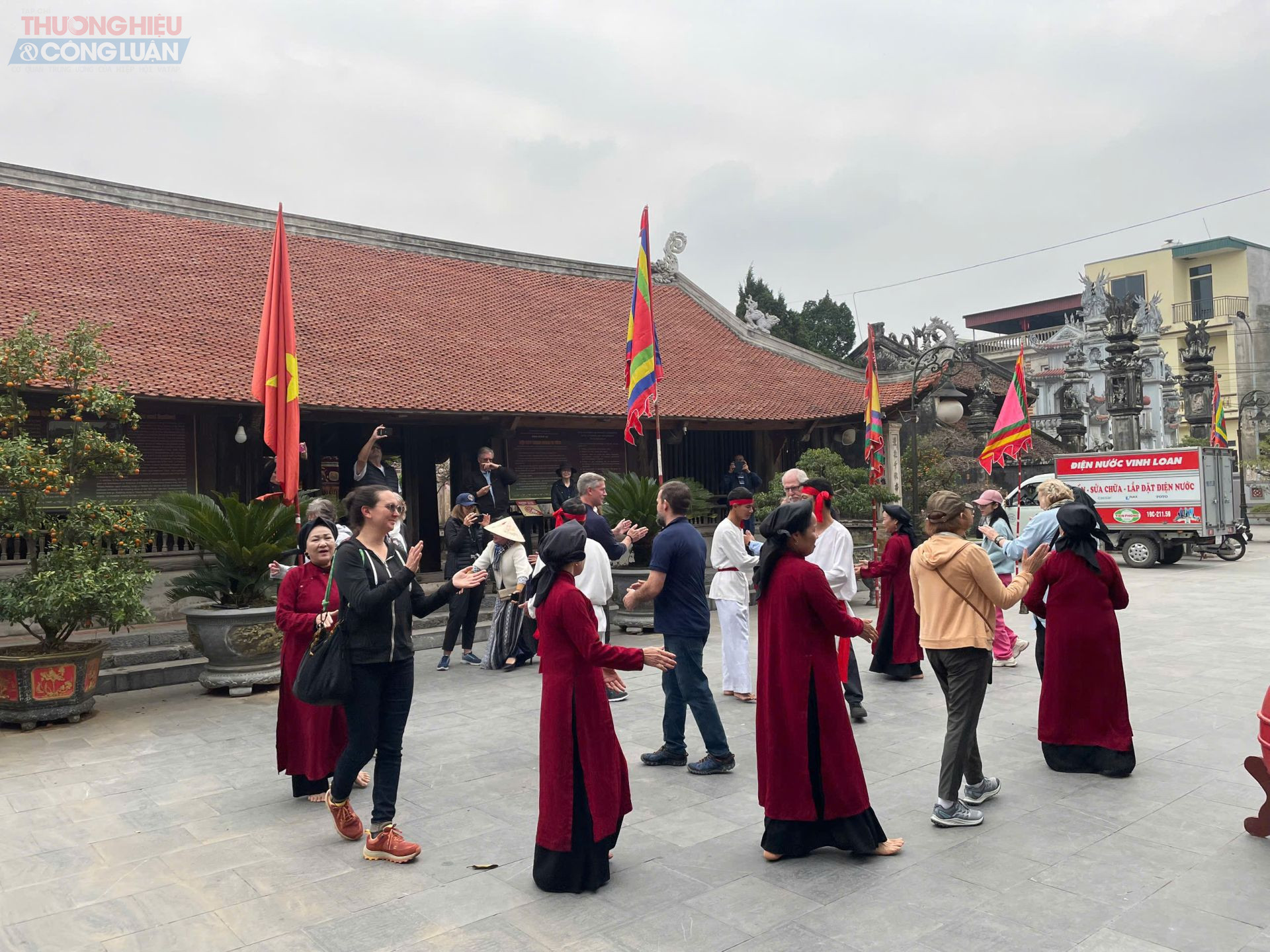 Du khách quốc tế hòa mình vào vòng tròn Hát Xoan tại đình cổ Hùng Lô