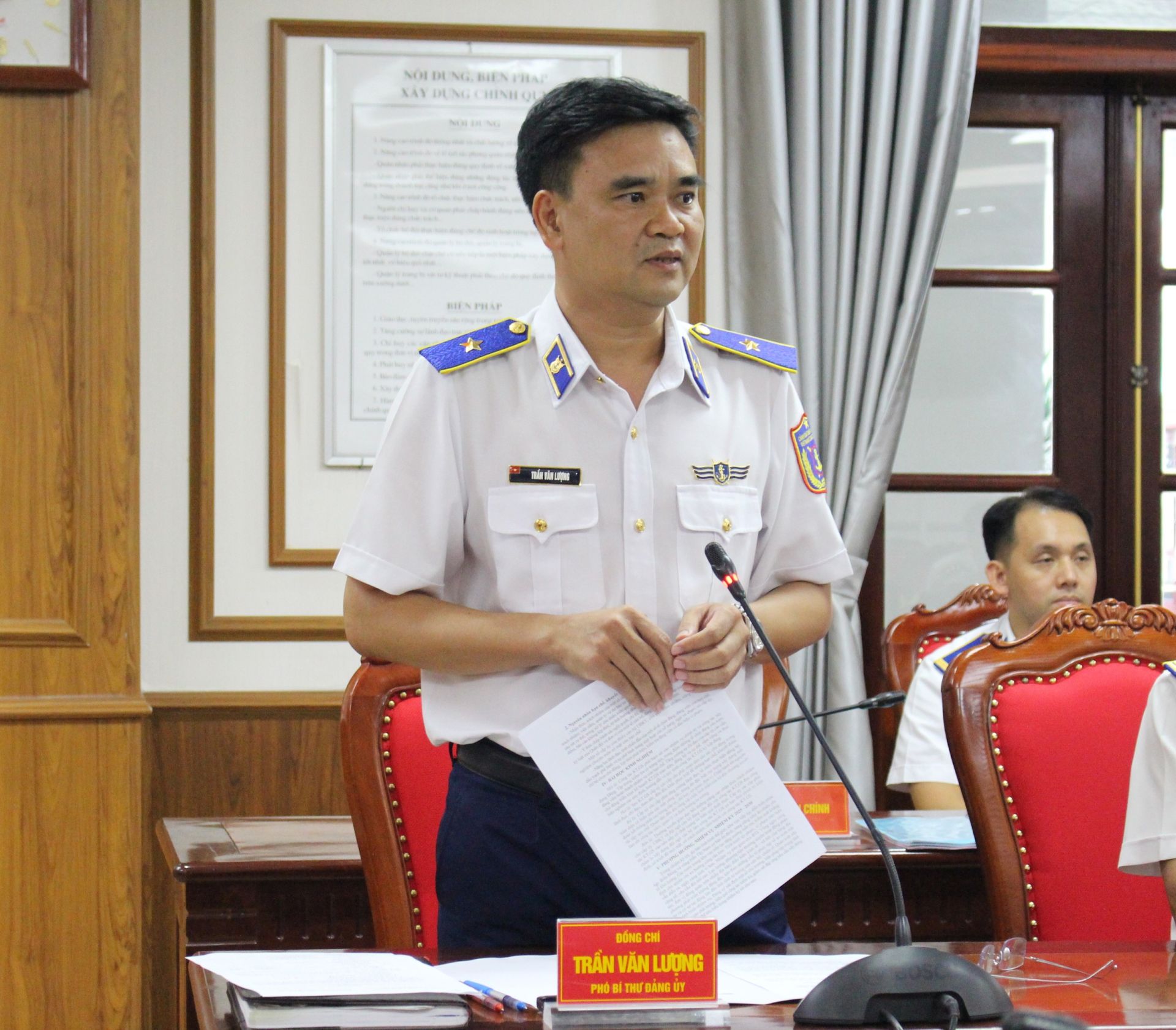 Thiếu tướng Trần Văn Lượng, Đảng ủy viên Cảnh sát biển Việt Nam, Phó bí thư Đảng ủy, Tư Lệnh Vùng Cảnh sát biển 4 phát biểu tại hội nghị