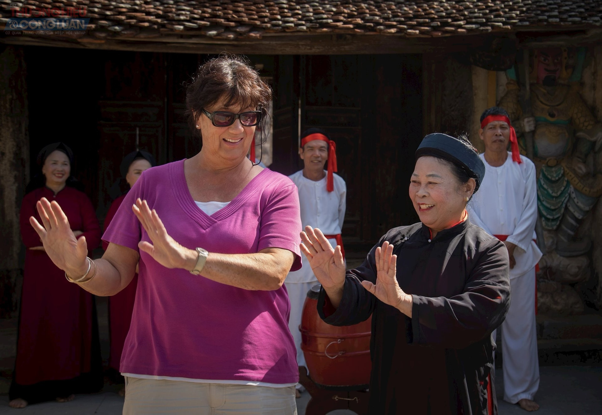 Một du khách quốc tế say sưa hòa nhịp