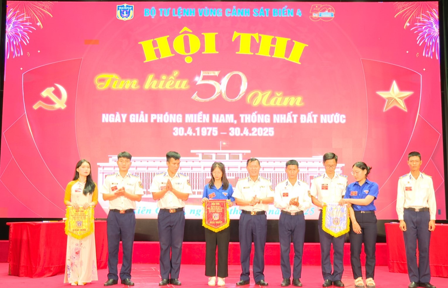 Đồng chí Đại tá Nguyễn Thái Dương, Ủy viên Ban Thường vụ, Phó Chính ủy Vùng trao giải cho các Đội thi