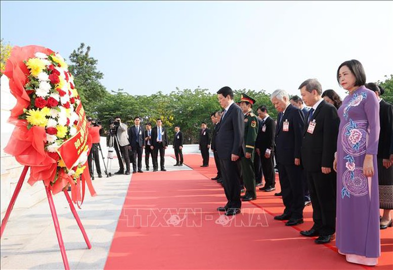 Chủ tịch nước Lương Cường và Đoàn đại biểu cấp cao Việt Nam đến đặt hoa tại Đài tưởng niệm các liệt sĩ vô danh ở Thủ đô Vientiane - Ảnh: TTXVN Chủ tịch nước Lương Cường và Đoàn đại biểu cấp cao Việt Nam đến đặt hoa tại Đài tưởng niệm các liệt sĩ vô danh ở Thủ đô Vientiane - Ảnh: TTXVN