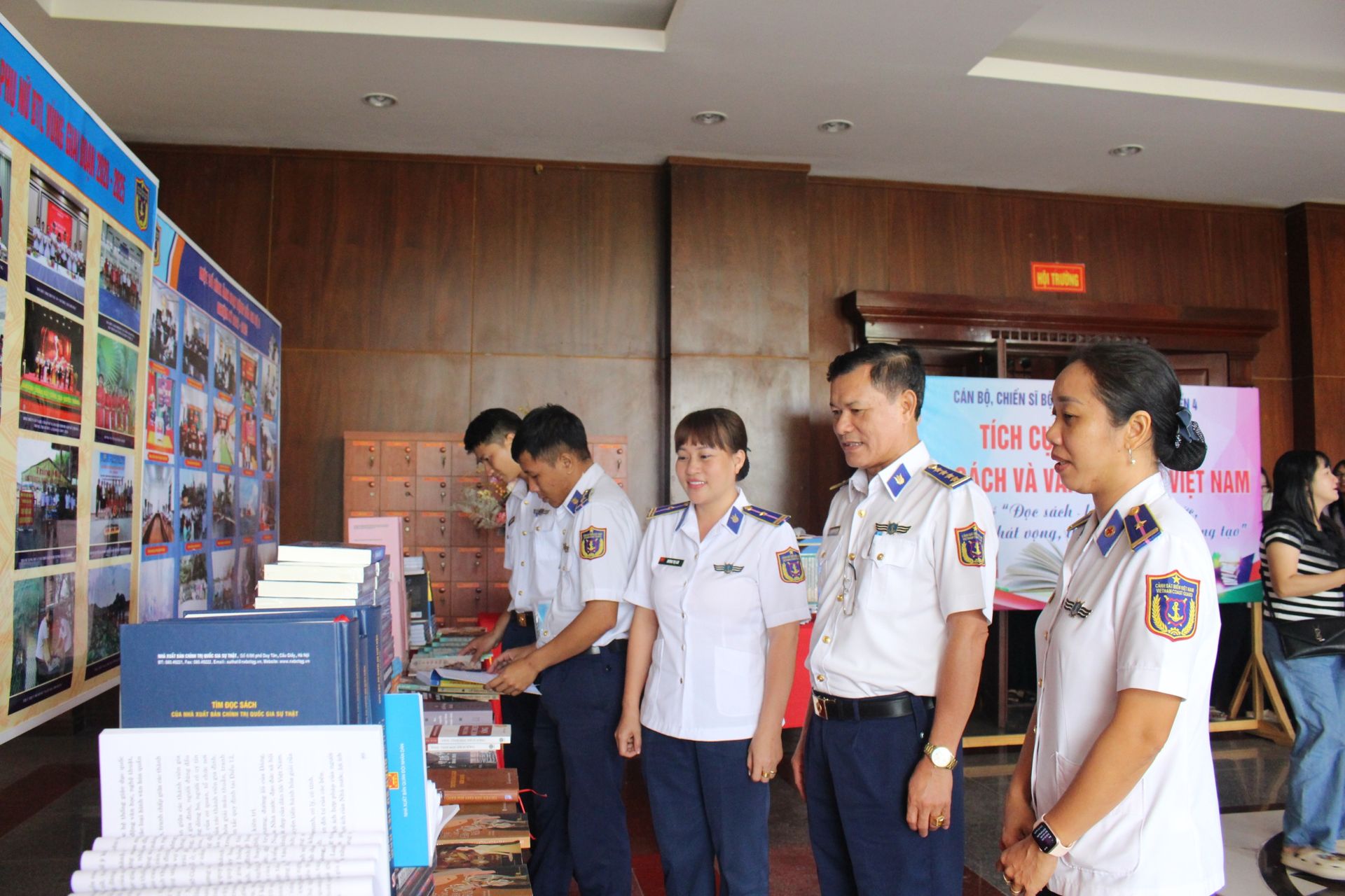 Các đại biểu tham qua gian trưng bày sách tại Hội thi