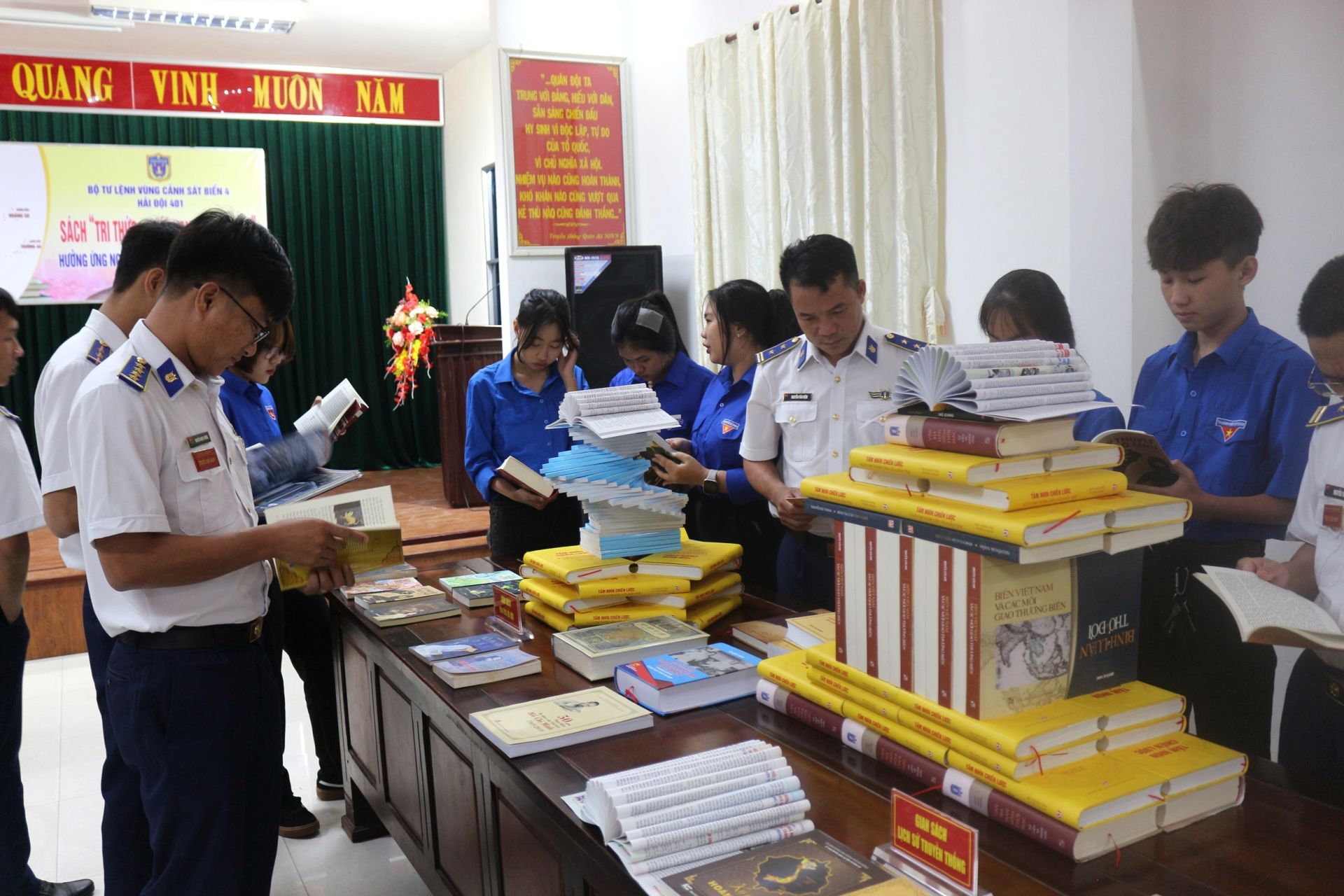 Hải đội 401 tổ chức tọa đàm về Ngày Sách và Văn hóa đọc Việt Nam 2025