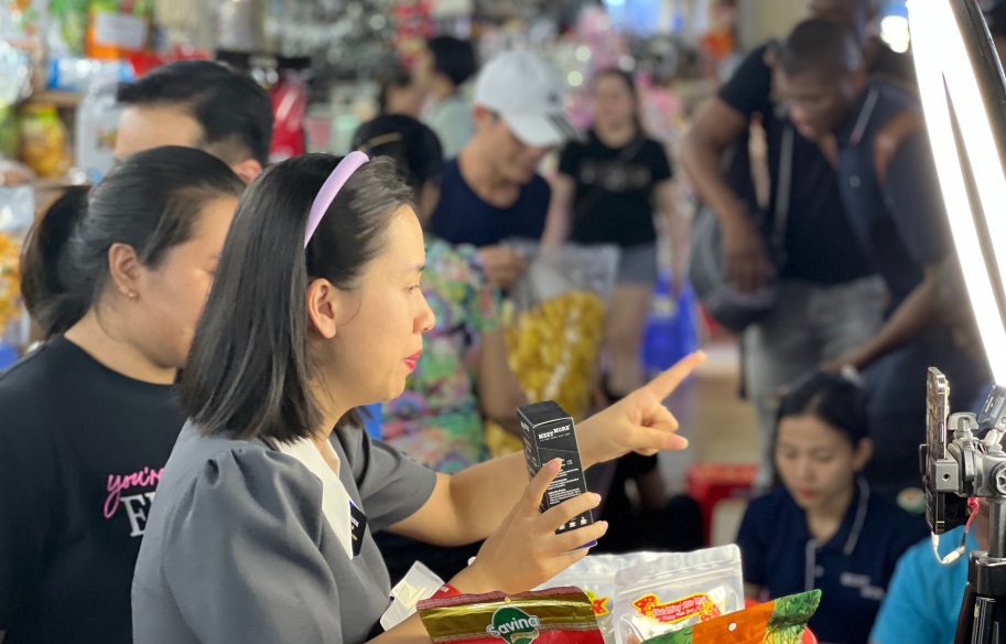 mô hình chợ trực tuyến giúp người tiêu dùng dễ dàng “tương tác” với hàng hóa thông qua các nền tảng số mô hình chợ trực tuyến giúp người tiêu dùng dễ dàng “tương tác” với hàng hóa thông qua các nền tảng số