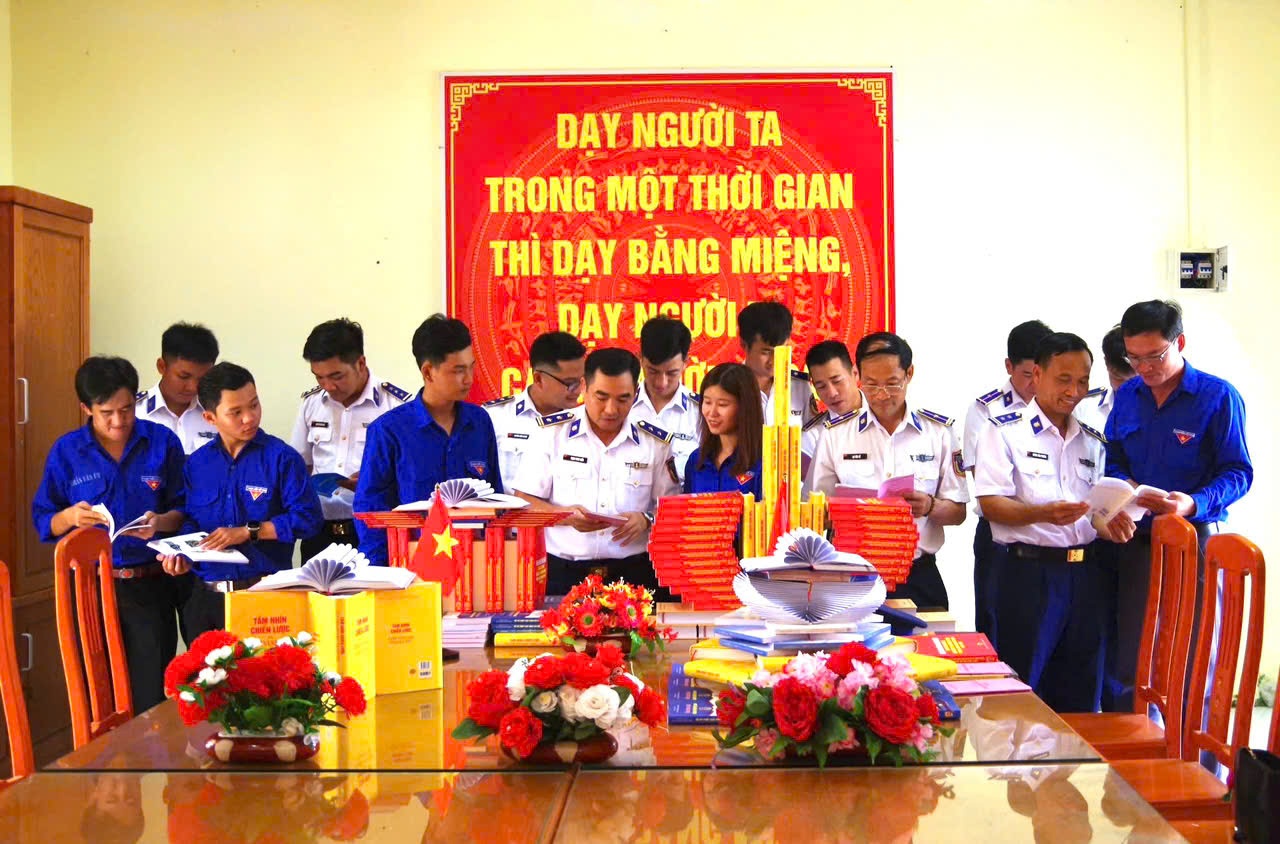 Hải đoàn 42 tổ chức các hoạt động Ngày sách và Văn hóa đọc Việt Nam năm 2025