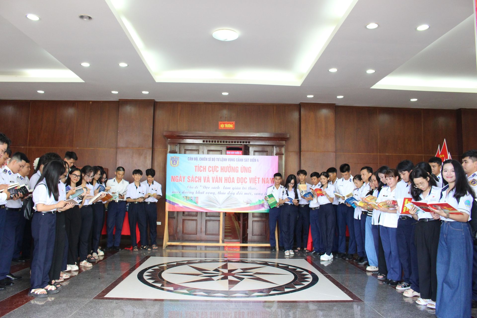 Cán bộ chiến sĩ BTL Cảnh sát biển 4 và đơn vị kết nghĩa tham gia hưởng ứng Ngày Sách và Văn hóa đọc Việt Nam 2025