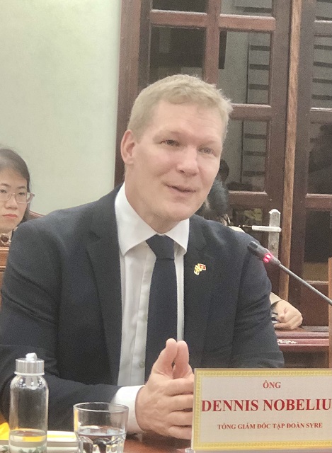 &Ocirc;ng Dennis Nobelius th&ocirc;ng tin th&ecirc;m về dự &aacute;n. Ảnh: VH