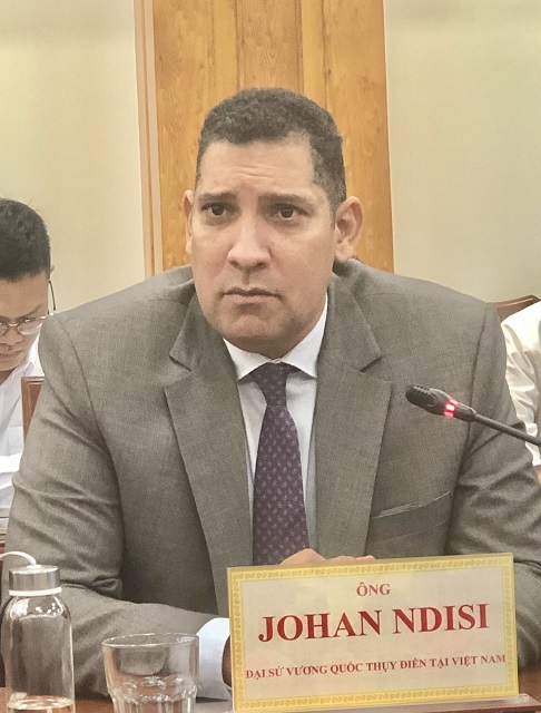 Ng&agrave;i Johan Ndisi ph&aacute;t biểu tại buổi l&agrave;m việc. Ảnh: VH