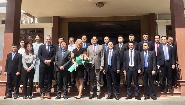 C&aacute;c vị l&atilde;nh đạo tỉnh B&igrave;nh Định chụp h&igrave;nh lưu niệm c&ugrave;ng đo&agrave;n c&ocirc;ng t&aacute;c của Thụy Điển. Ảnh:VH