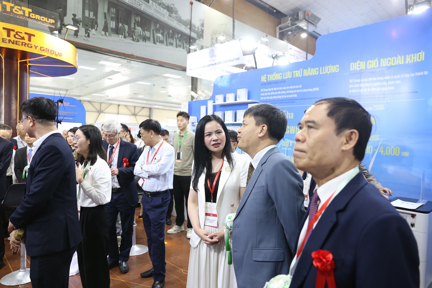 Ảnh 1: Ông Tạ Đình Thi, Phó Chủ nhiệm Ủy ban Khoa học, Công nghệ và Môi trường của Quốc hội (thứ hai từ phải sang) cùng Lãnh đạo các Bộ/Ngành Việt Nam và Trung Quốc tham quan gian hàng của T&T Group