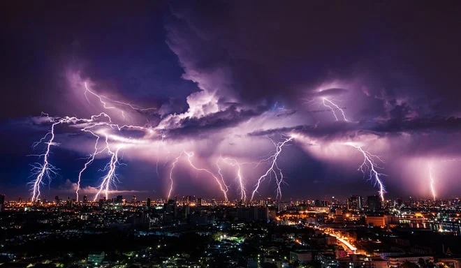 Ghi nhận từ hệ thống radar theo dõi khí tượng cao không của Việt Nam cho thấy từ đêm qua đến sáng nay, miền Bắc hứng khoảng hơn 23.200 cú sét đánh, tập trung ở các tỉnh miền Bắc. (Ảnh minh họa) Ghi nhận từ hệ thống radar theo dõi khí tượng cao không của Việt Nam cho thấy từ đêm qua đến sáng nay, miền Bắc hứng khoảng hơn 23.200 cú sét đánh, tập trung ở các tỉnh miền Bắc. (Ảnh minh họa)
