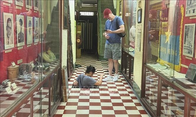 Nhiều du khách nước ngoài đến tham quan và trải nghiệm tại Hầm chứa vũ khí bí mật của Biệt động Sài Gòn. Nhiều du khách nước ngoài đến tham quan và trải nghiệm tại Hầm chứa vũ khí bí mật của Biệt động Sài Gòn.