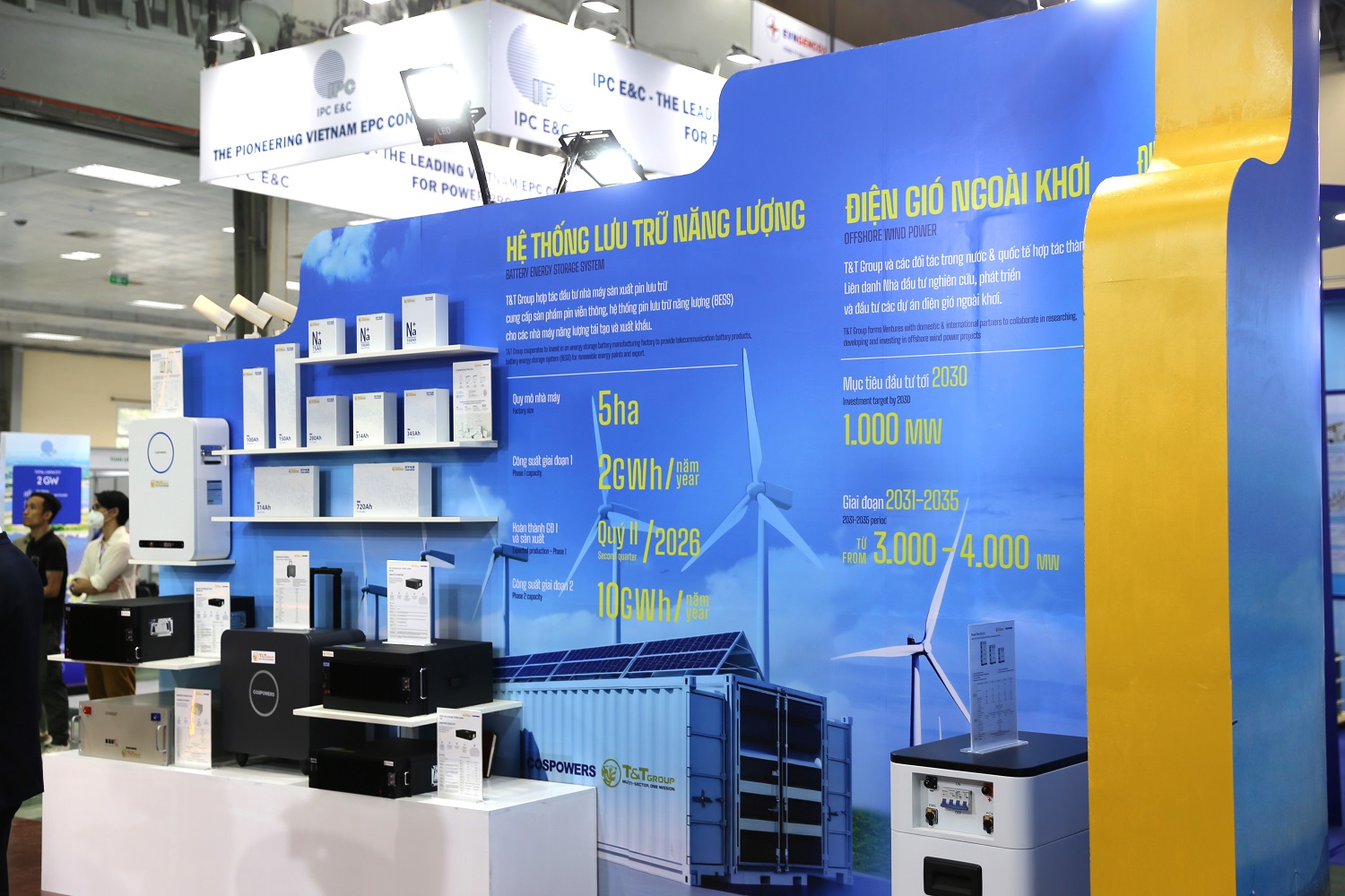 Gian hàng của T&T Group trưng bày mô hình sản phẩm pin lưu trữ năng lượng mới với tế bào pin ứng dụng công nghệ hiện đại, đáp ứng nhu cầu lưu trữ năng lượng quy mô lớn.