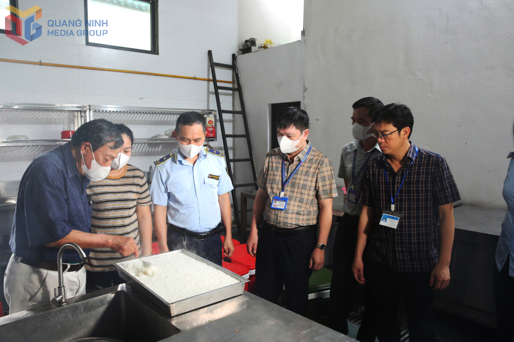 Đoàn kiểm tra liên ngành ATTP số 2 kiểm tra cơ sở chế biến, cung ứng xuất ăn trường học trên địa bàn huyện Hải Hà. Đoàn kiểm tra liên ngành ATTP số 2 kiểm tra cơ sở chế biến, cung ứng xuất ăn trường học trên địa bàn huyện Hải Hà.