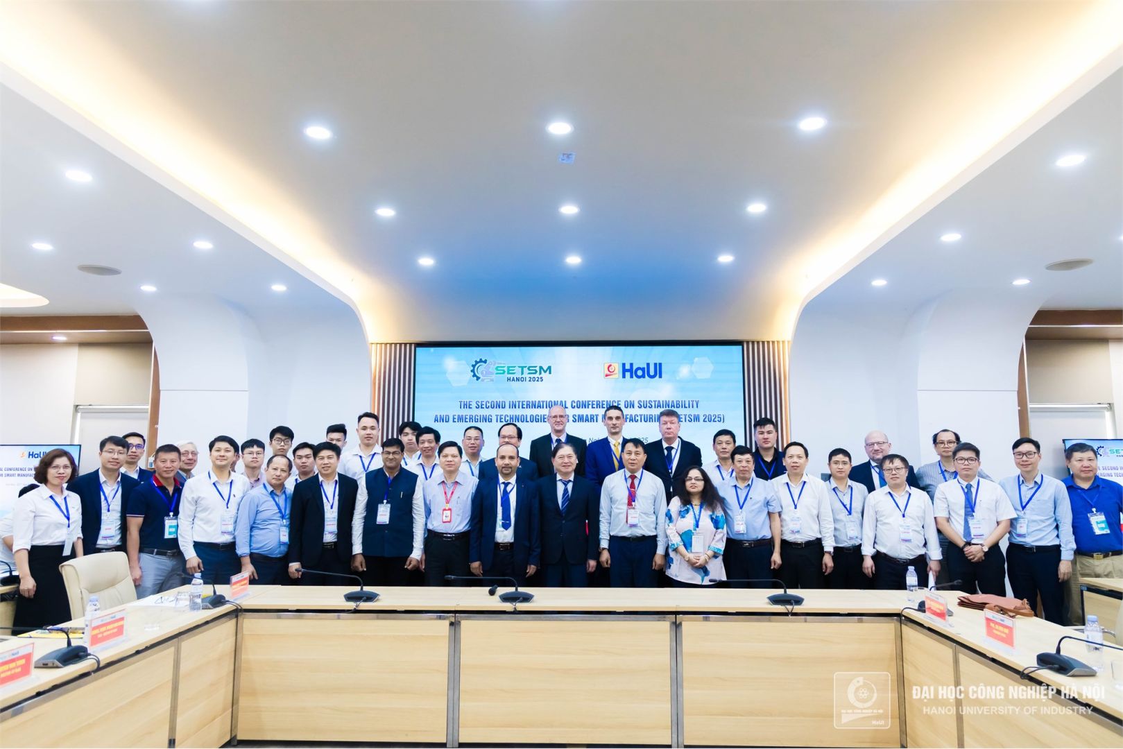 PGS.TS Phạm Văn Đông - Trưởng ban Tổ chức, chủ trì Hội thảo. Tham dự hội thảo có TS. Phan Xuân Dũng - Chủ tịch Liên hiệp các Hội Khoa học và Kỹ thuật Việt Nam; GS.TS. Chu Văn Đạt - Thành viên HĐ giáo sư liên ngành Cơ khí động lực; GS.TS Vũ Đức Lập - Phó chủ tịch Hội Cơ khí - Động lực, cùng các tác giả bài báo, các nhà khoa học, cán bộ, giảng viên thuộc HaUI PGS.TS Phạm Văn Đông - Trưởng ban Tổ chức, chủ trì Hội thảo. Tham dự hội thảo có TS. Phan Xuân Dũng - Chủ tịch Liên hiệp các Hội Khoa học và Kỹ thuật Việt Nam; GS.TS. Chu Văn Đạt - Thành viên HĐ giáo sư liên ngành Cơ khí động lực; GS.TS Vũ Đức Lập - Phó chủ tịch Hội Cơ khí - Động lực, cùng các tác giả bài báo, các nhà khoa học, cán bộ, giảng viên thuộc HaUI