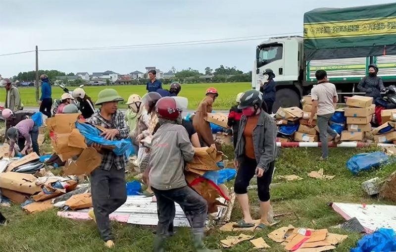 Sau khi tai nạn xảy ra, người dân đã cùng nhau giúp tài xế thu gom số cá đổ ra. Sau khi tai nạn xảy ra, người dân đã cùng nhau giúp tài xế thu gom số cá đổ ra.