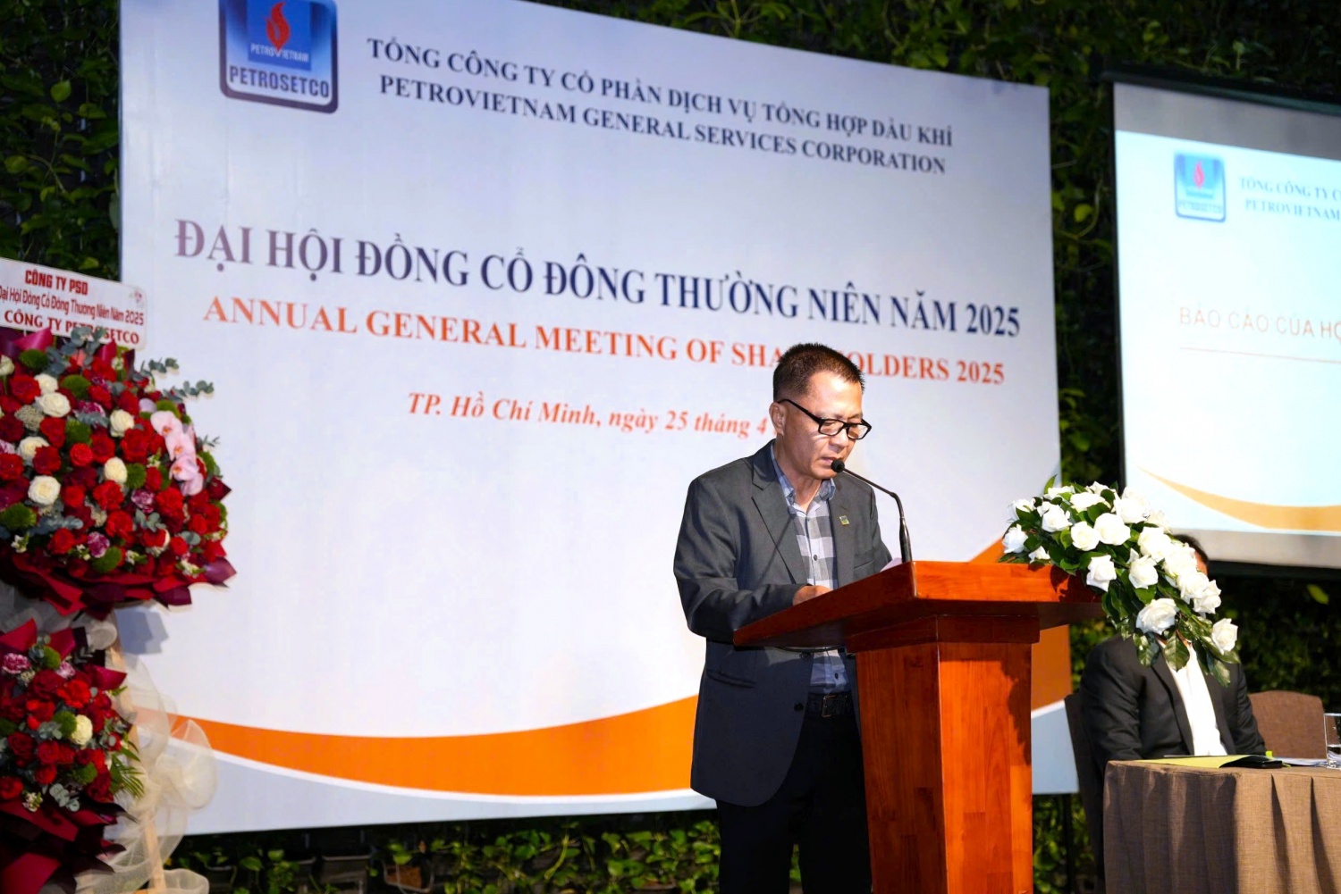 Ông Phùng Tuấn Hà, Chủ tịch HĐQT PETROSETCO báo cáo tại Đại hội Ông Phùng Tuấn Hà, Chủ tịch HĐQT PETROSETCO báo cáo tại Đại hội