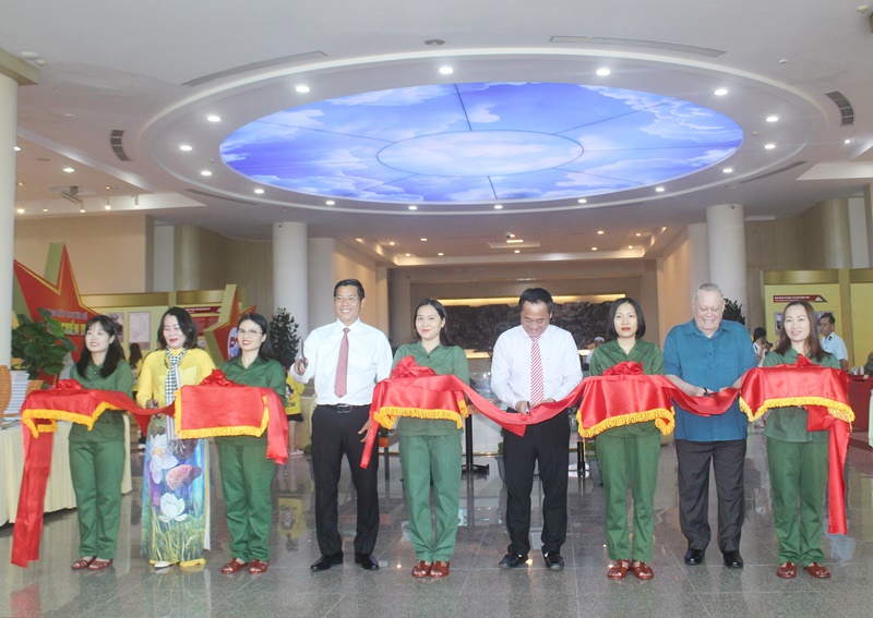 Cắt băng khai mạc trưng bày chuyên đề 