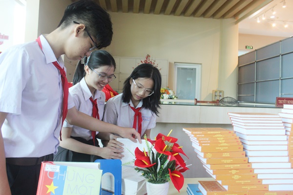 Các em học sinh hứng thú tìm hiểu về tư liệu lịch sử