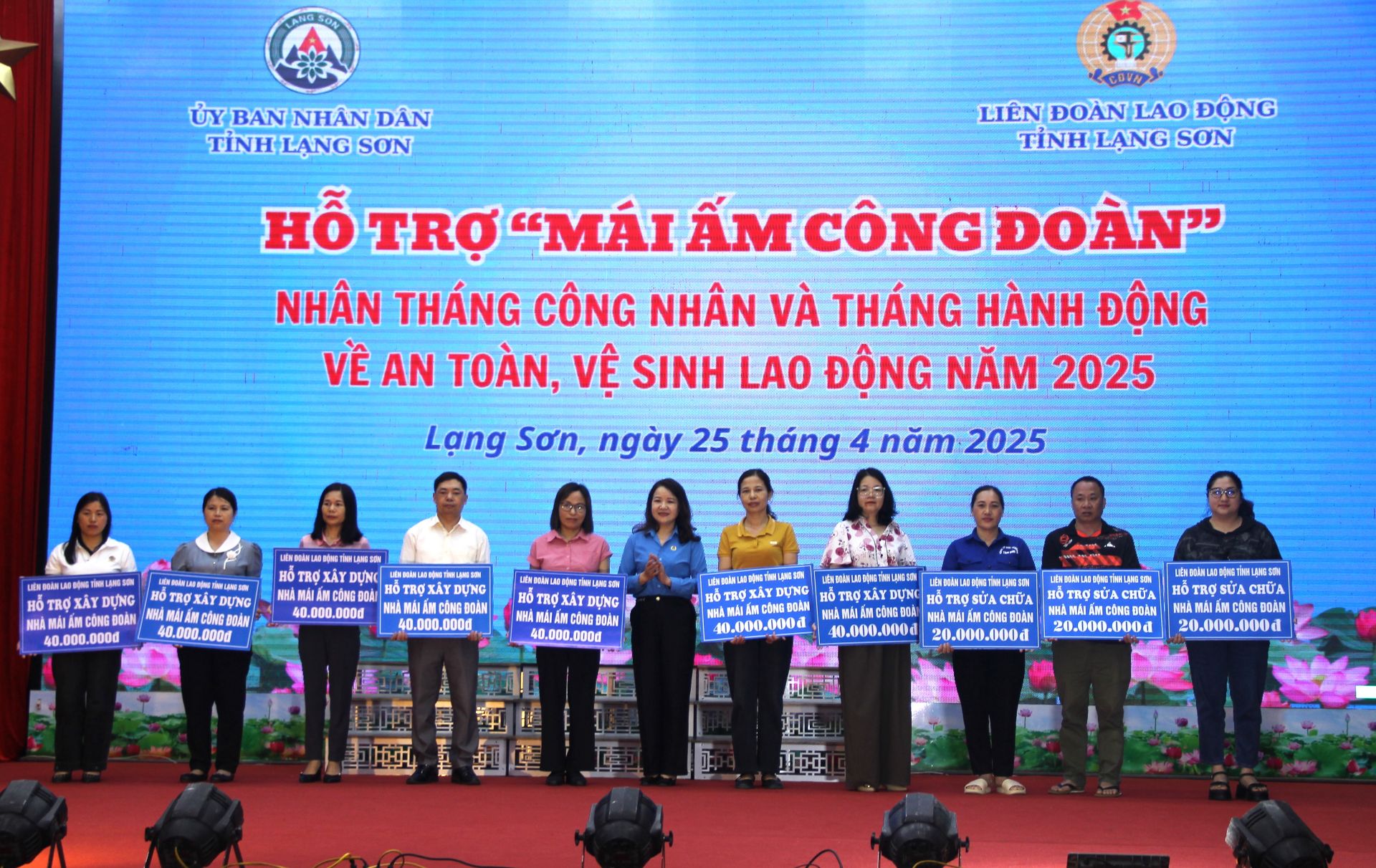 Lãnh đạo Liên đoàn Lao động tỉnh Lạng Sơn Bế Thị Hòa trao biểu trưng hỗ trợ xây mới, sửa chữa nhà 