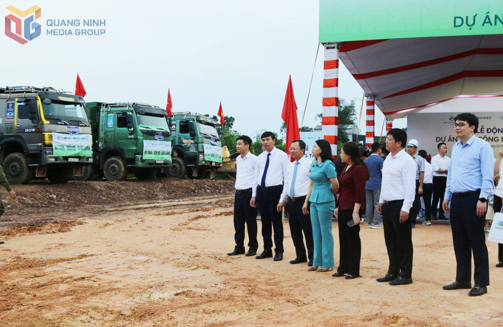 Lãnh đạo tỉnh Quảng Ninh và huyện Đầm Hà kiểm tra công tác chuẩn bị phương tiện, thiết bị của nhà đầu tư để triển khai dự án.