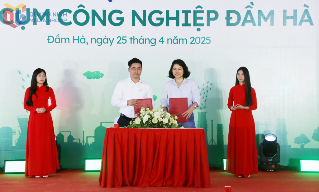 Đại diện chủ đầu tư cụm công nghiệp ký biên bản cam kết với các nhà đầu tư thứ cấp tại buổi lễ.