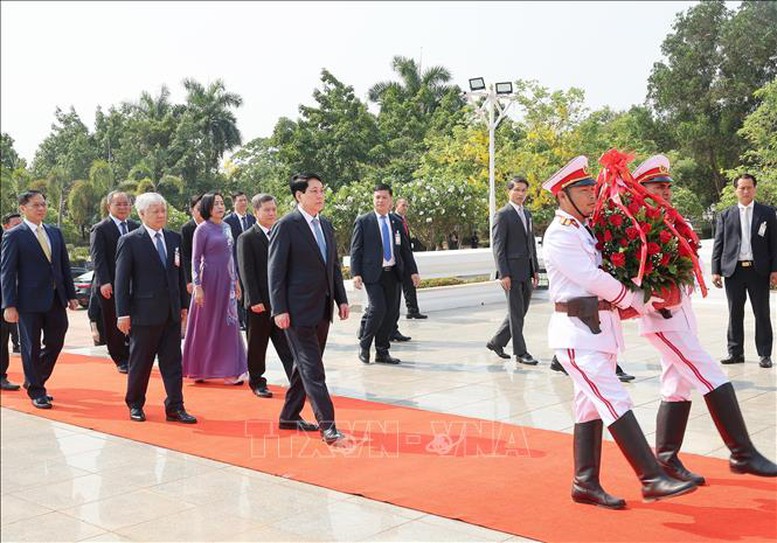 Chủ tịch nước Lương Cường cùng đoàn đại biểu cấp cao Việt Nam đến đặt hoa tại tượng của Chủ tịch Kaysone Phomvihane - Ảnh: TTXVN Chủ tịch nước Lương Cường cùng đoàn đại biểu cấp cao Việt Nam đến đặt hoa tại tượng của Chủ tịch Kaysone Phomvihane - Ảnh: TTXVN