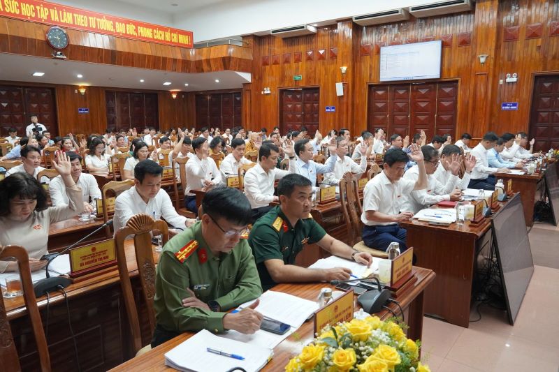 100% đại biểu HĐND tỉnh Quảng Bình dự họp nhất trí với đề án hợp nhất tỉnh. 100% đại biểu HĐND tỉnh Quảng Bình dự họp nhất trí với đề án hợp nhất tỉnh.
