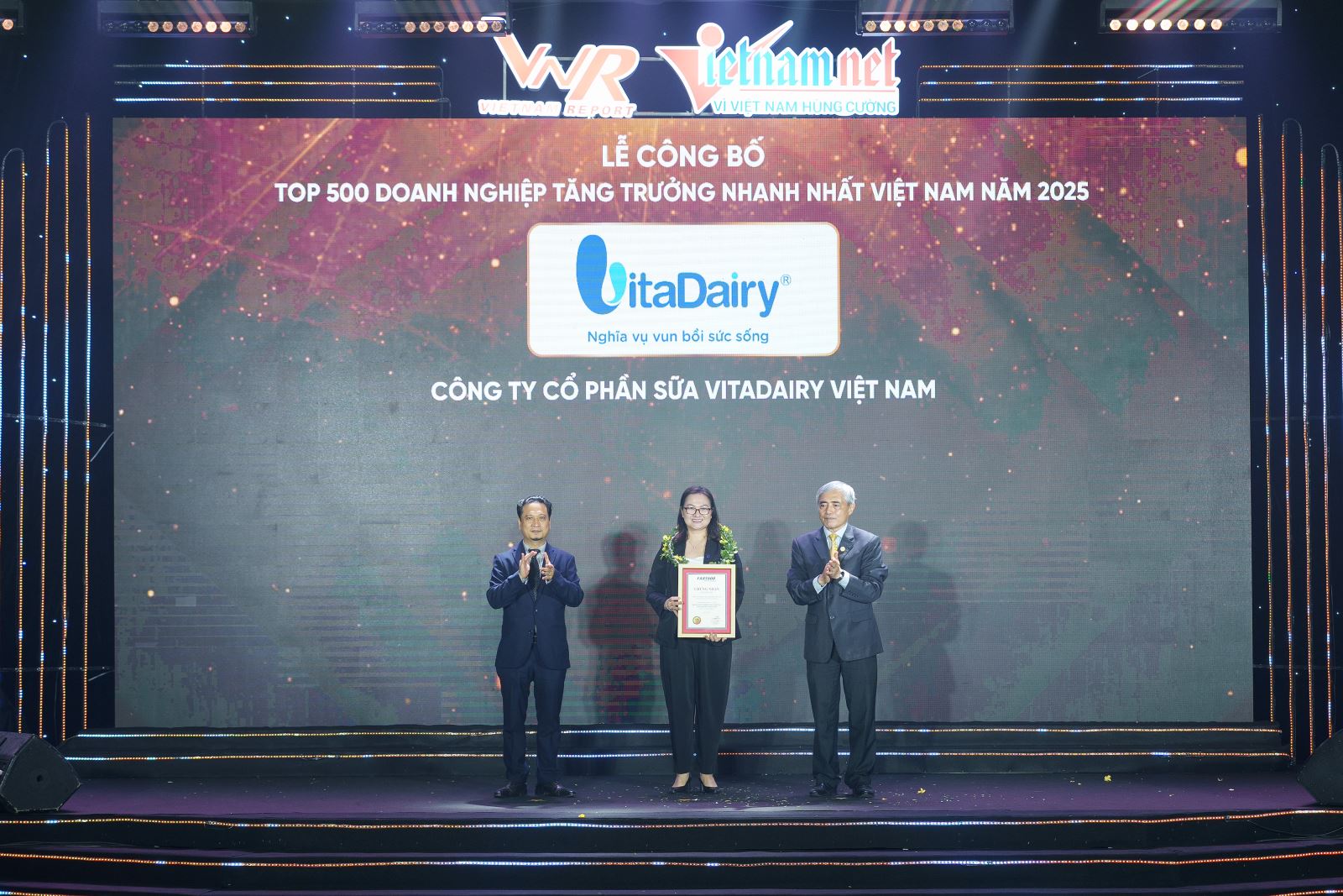 Đại diện Công ty Cổ phần sữa VitaDairy Việt Nam nhận giải thưởng