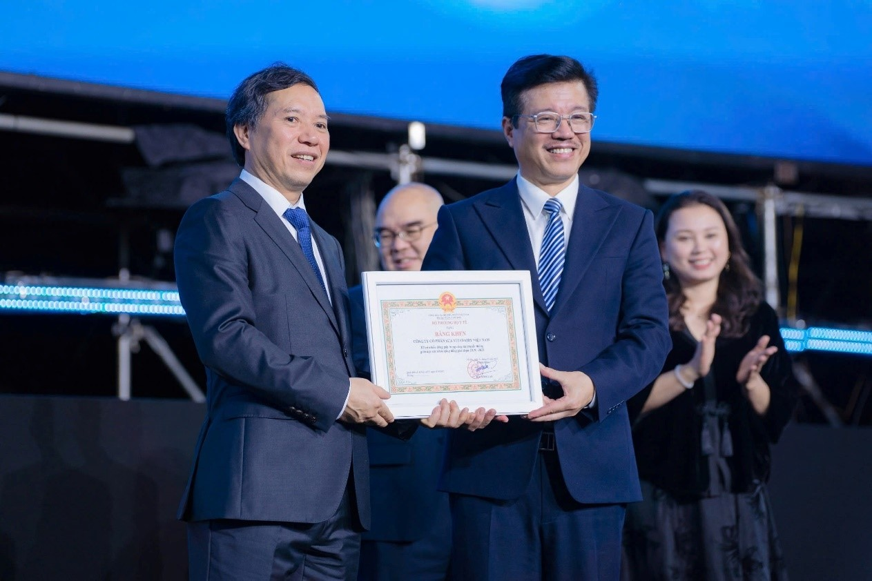 Ông Lê Văn Ký, Chủ tịch HĐQT VitaDairy nhận Bằng khen từ Đại diện Bộ Y tế