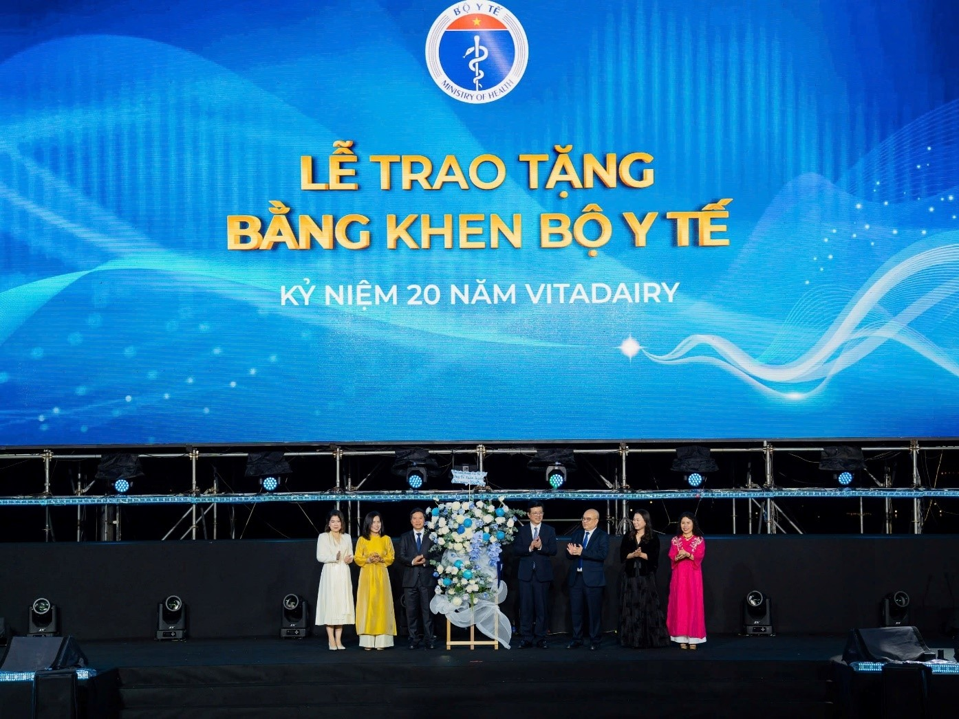 Ban Lãnh đạo VitaDairy nhận điện hoa chúc mừng từ Bộ Y tế