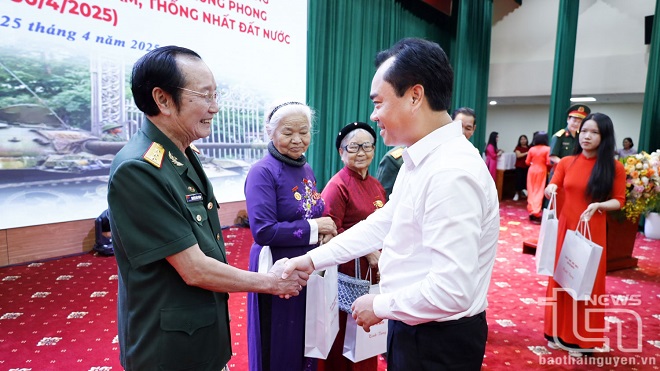 Đồng chí Trịnh Việt Hùng, Ủy viên dự khuyết Trung ương Đảng, Bí thư Tỉnh ủy tới dự và tặng quà