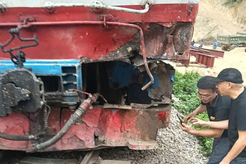 Đầu máy tàu hỏa bị hư hỏng tại hiện trường.