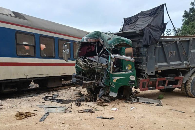 Phần đầu xe tải bị hư hỏng biến dạng.