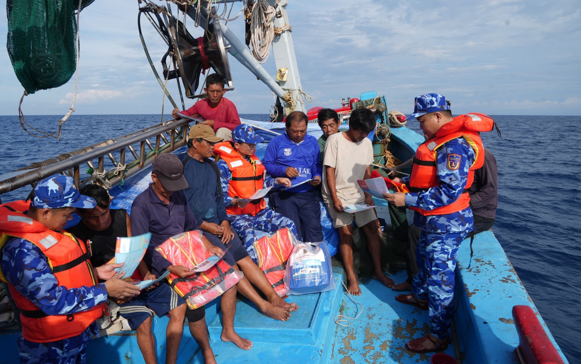 Cán bộ chiến sĩ tàu CSB 8005 tuyên truyền cho ngư dân trên biển Cán bộ chiến sĩ tàu CSB 8005 tuyên truyền cho ngư dân trên biển