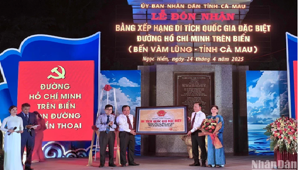 Phó Chủ tịch Ủy ban nhân dân tỉnh Cà Mau Nguyễn Minh Luân (thứ 2 từ trái qua) đón nhận Bằng xếp hạng di tích quốc gia đặc biệt Đường Hồ Chí Minh trên biển (Điểm Bến Vàm Lũng - tỉnh Cà Mau) Phó Chủ tịch Ủy ban nhân dân tỉnh Cà Mau Nguyễn Minh Luân (thứ 2 từ trái qua) đón nhận Bằng xếp hạng di tích quốc gia đặc biệt Đường Hồ Chí Minh trên biển (Điểm Bến Vàm Lũng - tỉnh Cà Mau)